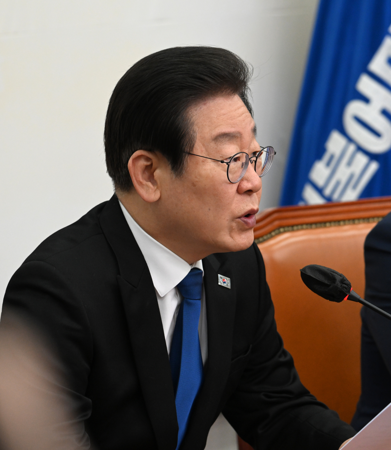 이재명 더불어민주당 당대표가 19일 서울 영등포구 여의도 국회의사당 본청에서 열린 더불어민주당 최고위원회의에 참석해 발언하고 있다. 임세준 기자