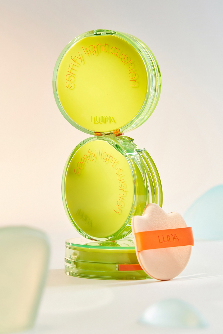 애경산업이 전개하는 루나가 신상품 ‘컴피 라이트 베이스’(COMFY LIGHT BASE)를 선보였다. [애경산업 제공]
