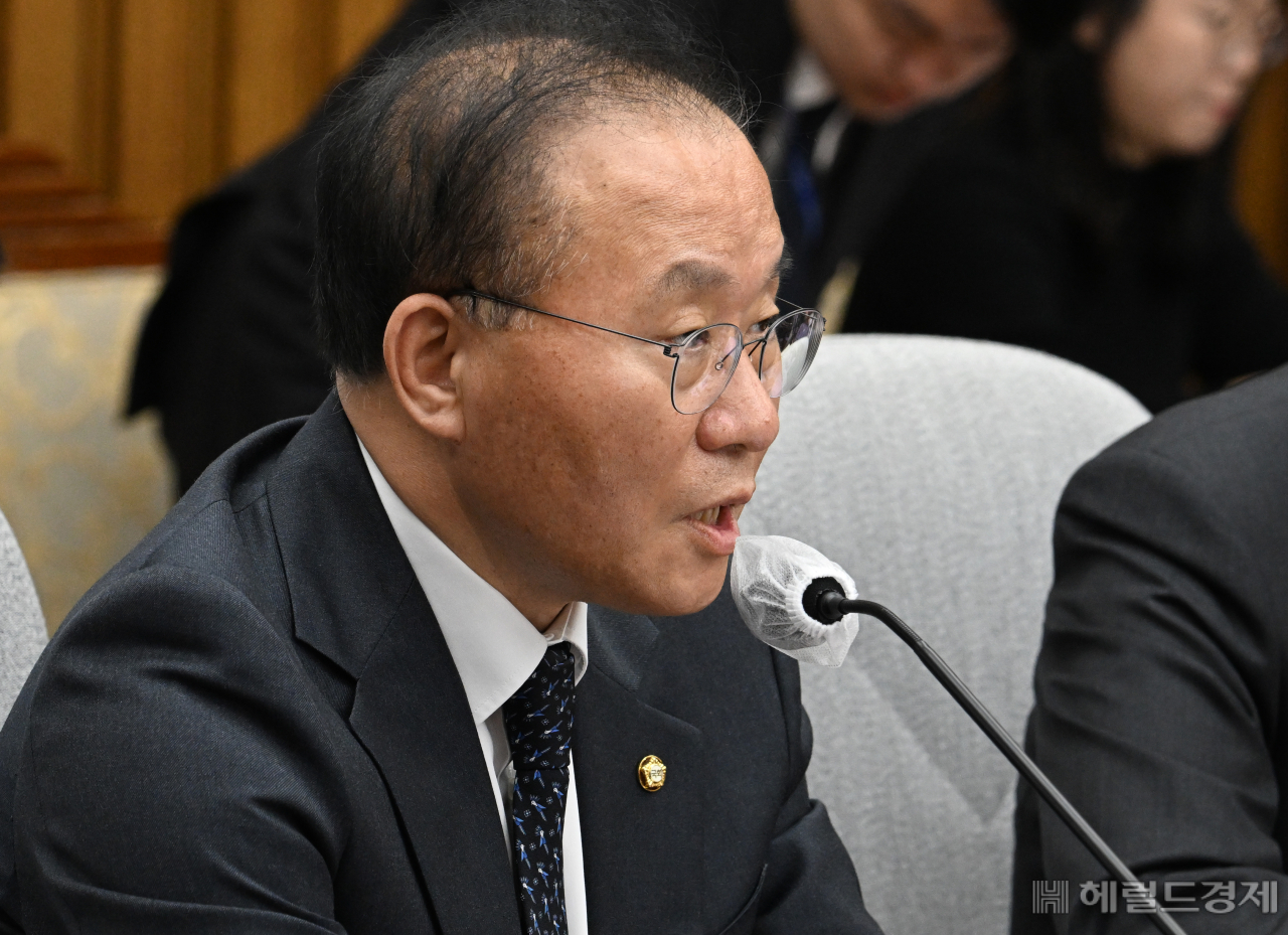 윤재옥 국민의힘 원내대표가 21일 서울 영등포구 여의도 국회의사당 본청에서 열린 국민의힘 원내대책회의에 참석해 발언하고 있다. 임세준 기자