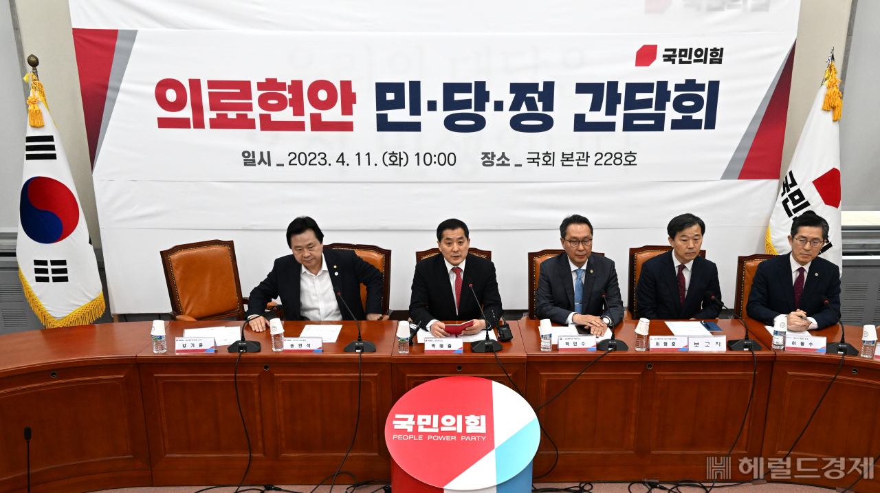 의료현안 민당정 간담회가 11일 서울 영등포구 여의도 국회의사당 본청에서 열리고 있다. 임세준 기자