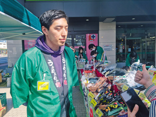 지난달 10일 일본 요코하마 이소고구에 위치한 오코노미야키 음식점에서 일하고 있는 니시무타 도모히로 씨. 그는 청소년 때 은둔생활을 했지만 현재는 자립에 성공했다.