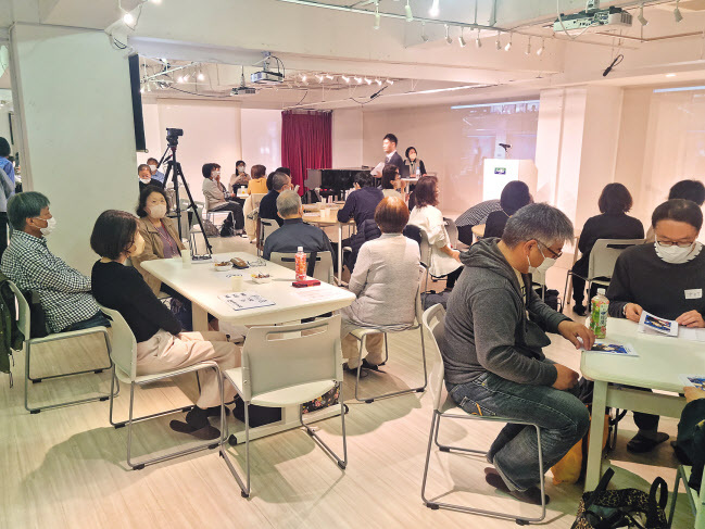 지난달 11일 일본 요코하마 이소고구에서 열린 은둔형외톨이 부모모임에 참석한 사람들. 이날 요코하마에 거주하는 부모 40여명이 참석했다.                                                                                           요코하마=김빛나 기자
