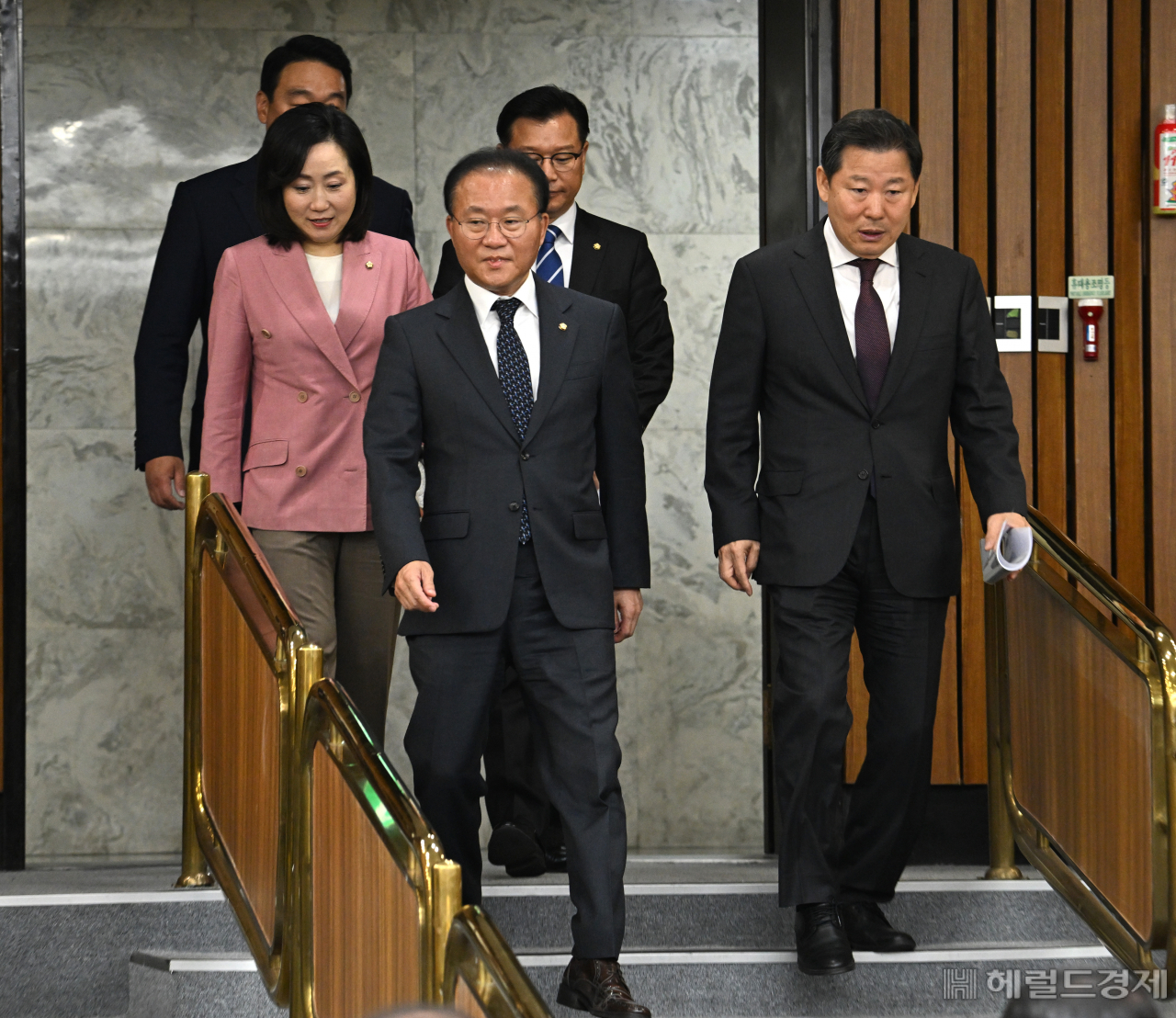 윤재옥 국민의힘 원내대표 및 원내지도부가 21일 서울 영등포구 여의도 국회의사당 본청에서 열린 국민의힘 원내대책회의에 참석하기위해 들어서고 있다. 임세준 기자