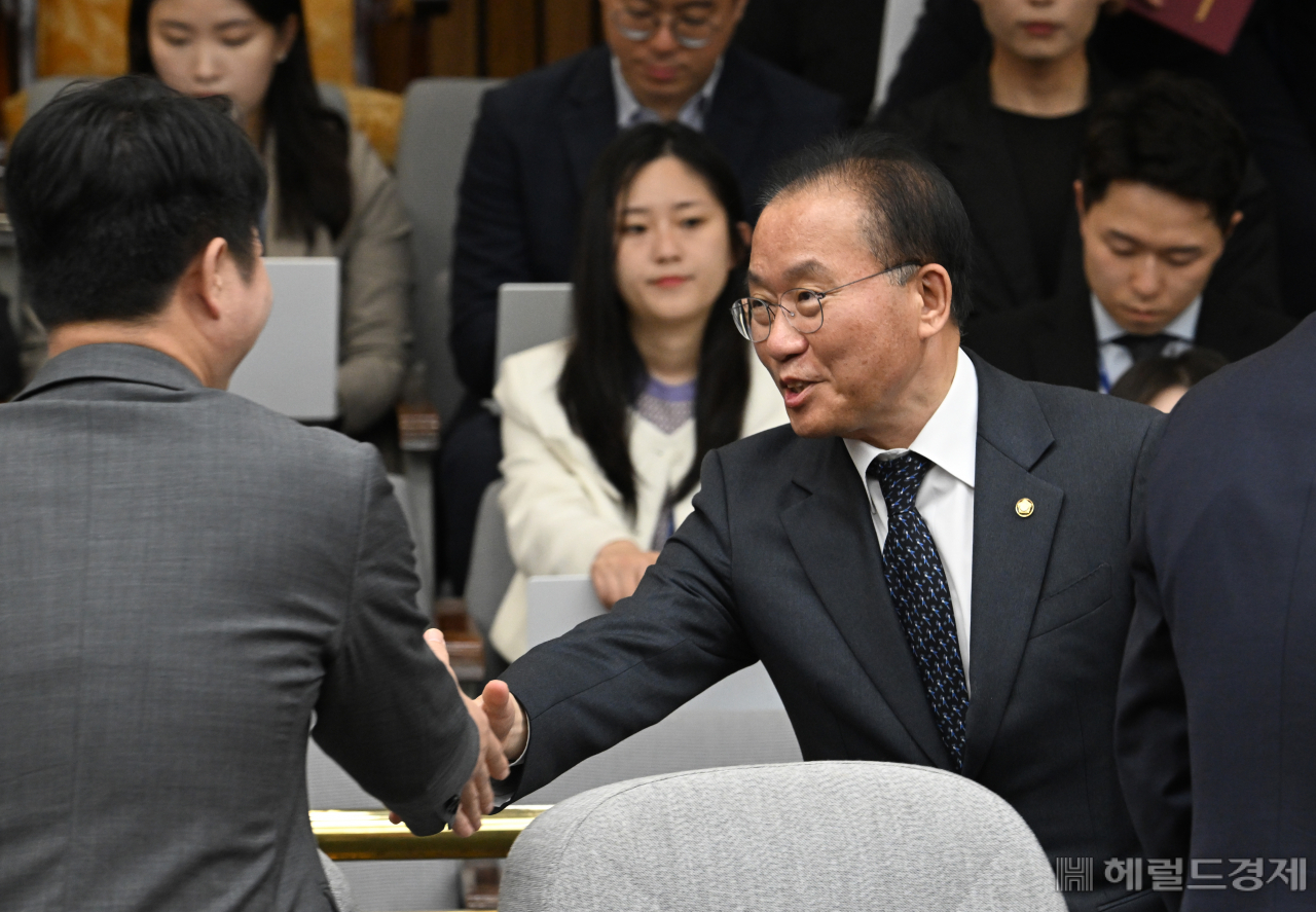 윤재옥 국민의힘 원내대표가 21일 서울 영등포구 여의도 국회의사당 본청에서 열린 국민의힘 원내대책회의에 참석해 참석자들과 악수를 나누고 있다. 임세준 기자