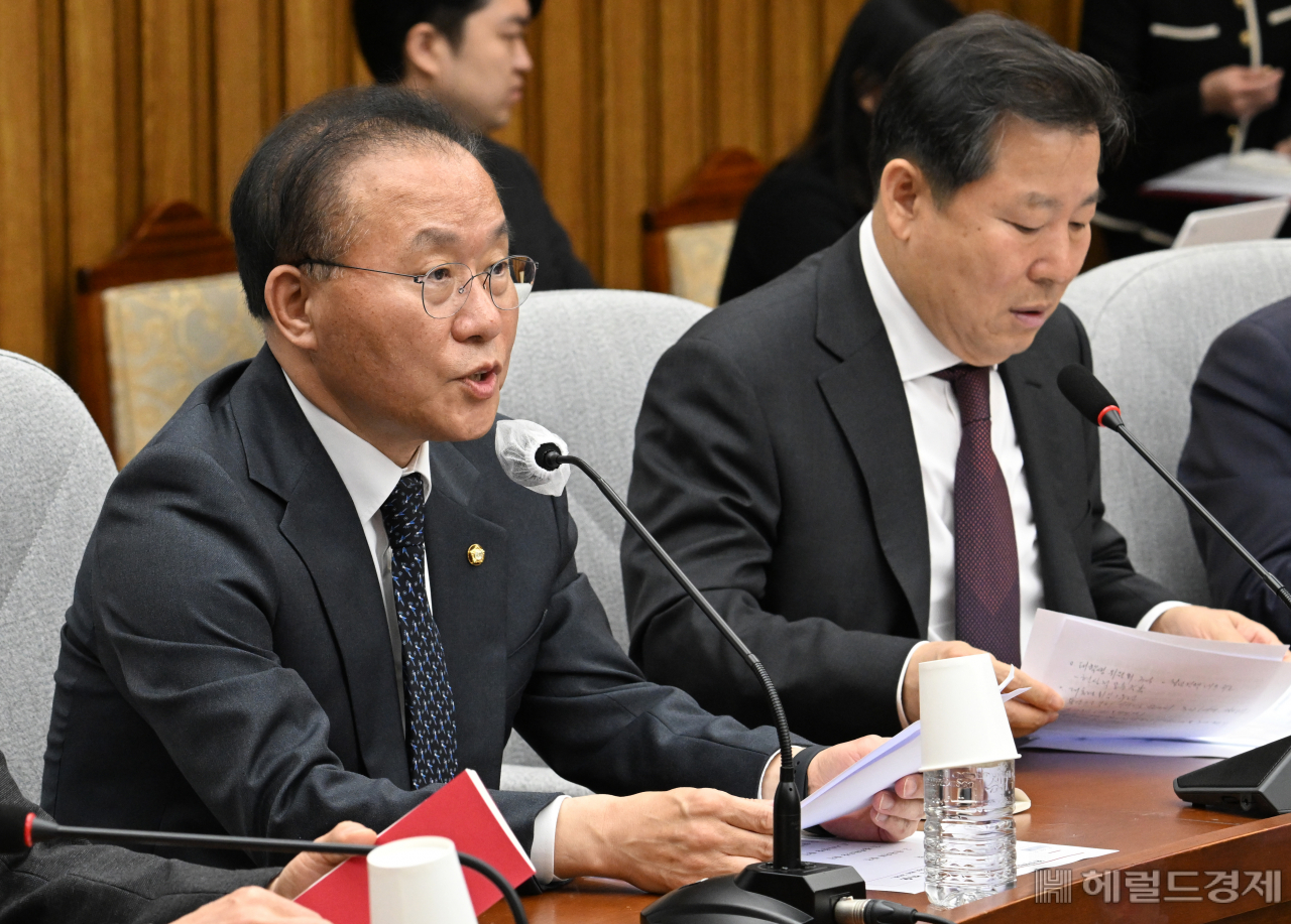 윤재옥(왼쪽) 국민의힘 원내대표가 21일 서울 영등포구 여의도 국회의사당 본청에서 열린 국민의힘 원내대책회의에 참석해 발언하고 있다. 임세준 기자