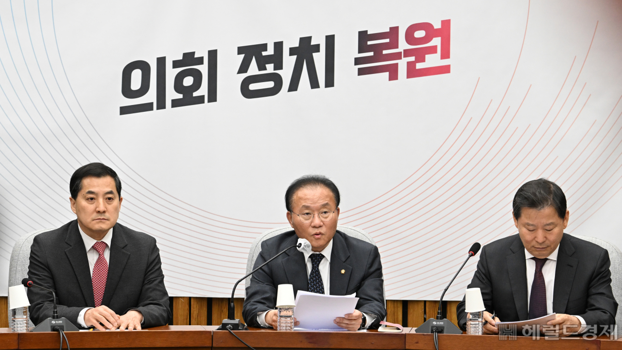 윤재옥(가운데) 국민의힘 원내대표가 21일 서울 영등포구 여의도 국회의사당 본청에서 열린 국민의힘 원내대책회의에 참석해 발언하고 있다. 임세준 기자