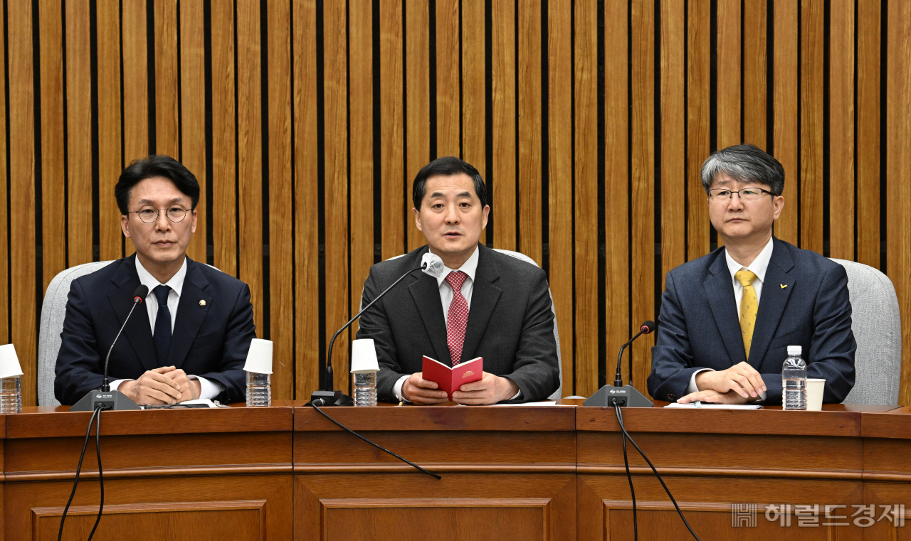 전세사기 대응 3당 정책위의장 회동이 21일 서울 영등포구 여의도 국회의사당 본청에서 열리고 있다. 왼쪽부터 김민석 더불어민주당 정책위의장, 박대출 국민의힘 정책위의장, 김용신 정의당 정책위의장. 임세준 기자