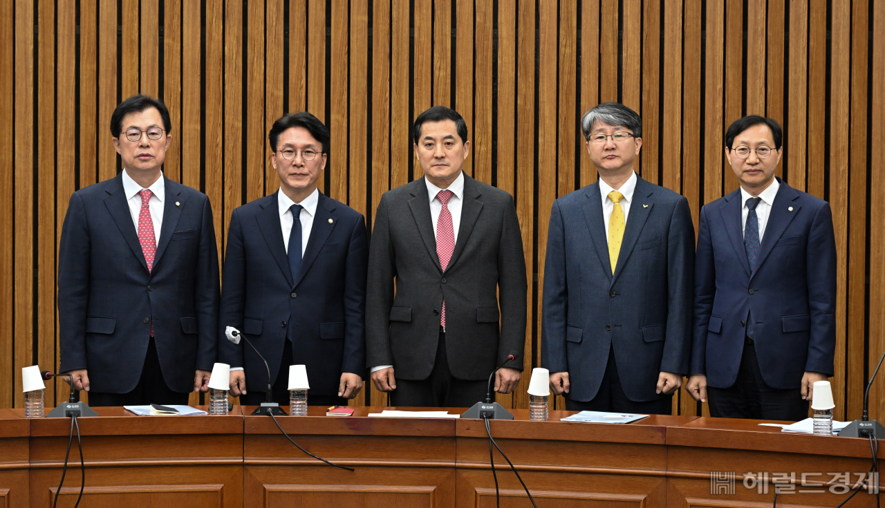 전세사기 대응 3당 정책위의장 회동이 21일 서울 영등포구 여의도 국회의사당 본청에서 열려 참석자들 기념사진을 촬영하고 있다. 왼쪽부터 이만희 국민의힘 정책위위원회 수석부의장, 김민석 더불어민주당 정책위의장, 박대출 국민의힘 정책위의장, 김용신 정의당 정책위의장, 김성주 더불어민주당 정책위원회 수석부의장. 임세준 기자