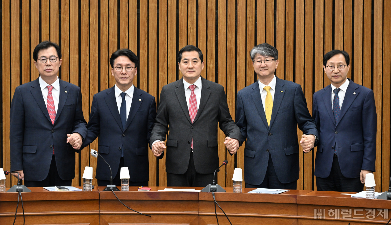전세사기 대응 3당 정책위의장 회동이 21일 서울 영등포구 여의도 국회의사당 본청에서 열려 참석자들 기념사진을 촬영하고 있다. 왼쪽부터 이만희 국민의힘 정책위위원회 수석부의장, 김민석 더불어민주당 정책위의장, 박대출 국민의힘 정책위의장, 김용신 정의당 정책위의장, 김성주 더불어민주당 정책위원회 수석부의장. 임세준 기자