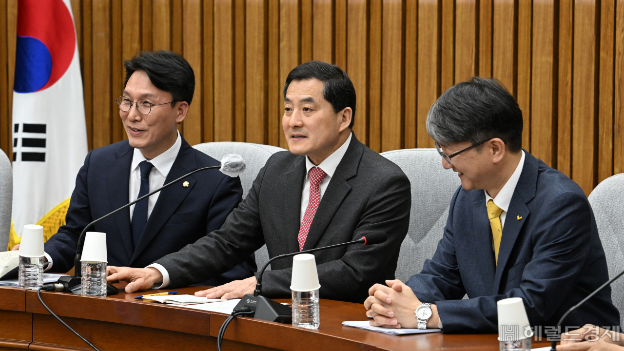 전세사기 대응 3당 정책위의장 회동이 21일 서울 영등포구 여의도 국회의사당 본청에서 열리고 있다. 왼쪽부터 김민석 더불어민주당 정책위의장, 박대출 국민의힘 정책위의장, 김용신 정의당 정책위의장. 임세준 기자