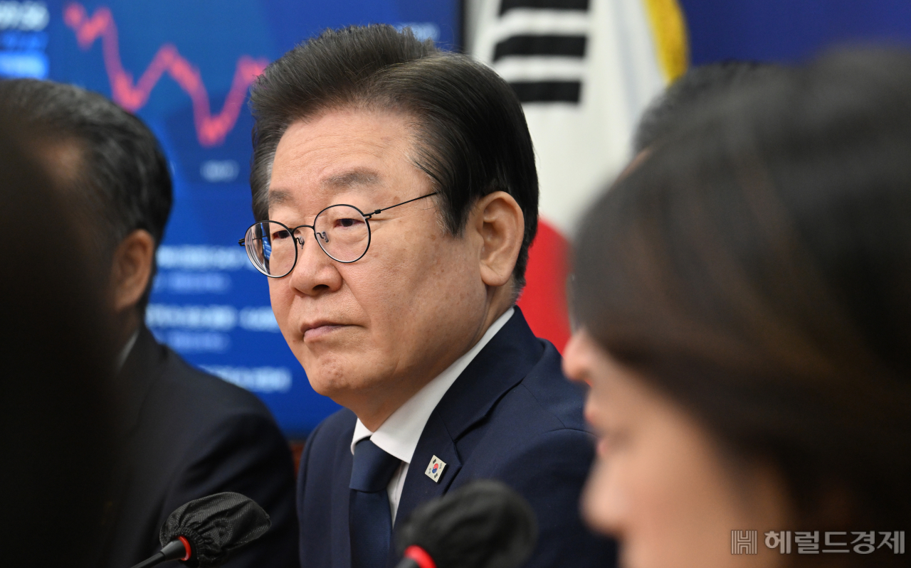 이재명 더불어민주당 당대표가 21일 서울 영등포구 여의도 국회의사당 본청에서 열린 더불어민주당 최고위원회의에 참석하고 있다. 임세준 기자