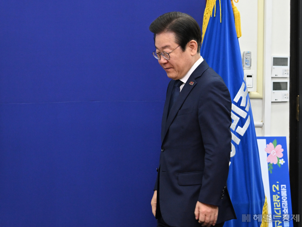 이재명 더불어민주당 당대표가 21일 서울 영등포구 여의도 국회의사당 본청에서 열린 더불어민주당 최고위원회의에 참석하고 있다. 임세준 기자