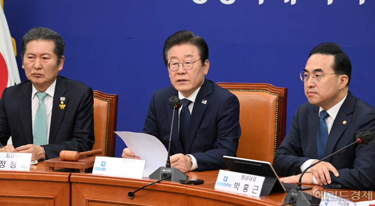 이재명 더불어민주당 당대표가 21일 서울 영등포구 여의도 국회의사당 본청에서 열린 더불어민주당 최고위원회의에 참석해 발언하고 있다. 임세준 기자