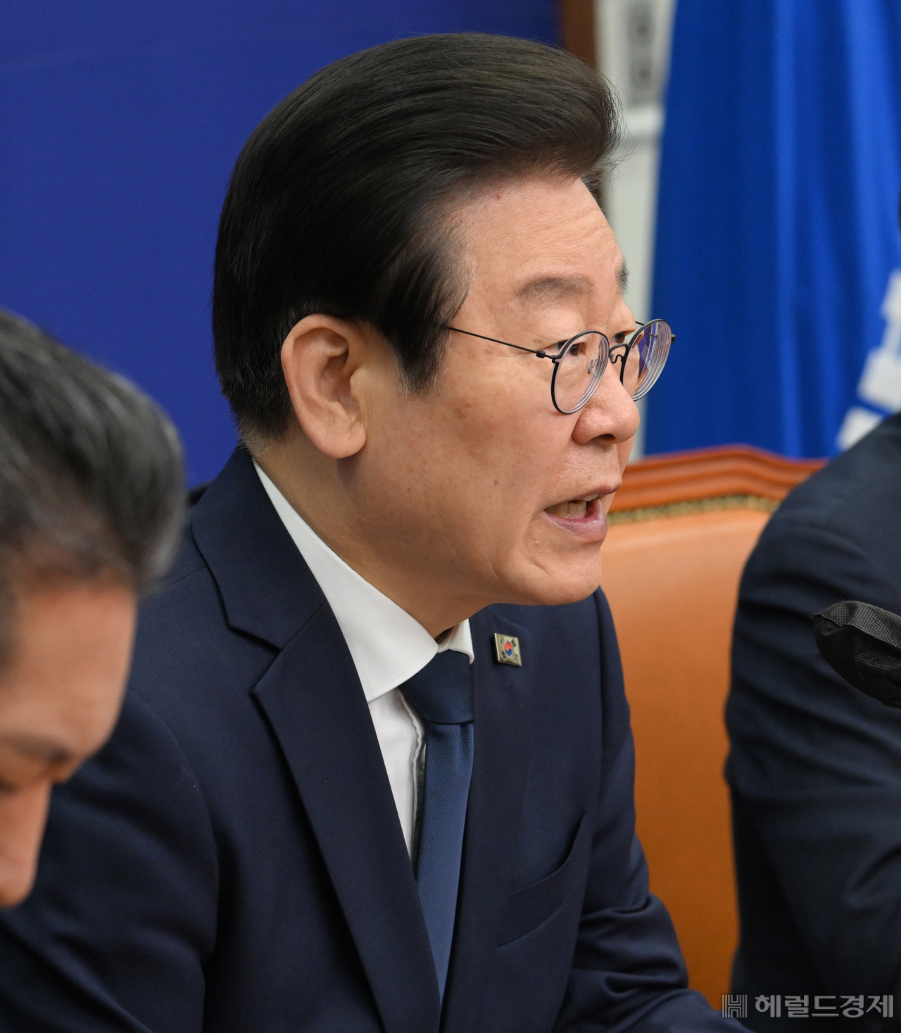 이재명 더불어민주당 당대표가 21일 서울 영등포구 여의도 국회의사당 본청에서 열린 더불어민주당 최고위원회의에 참석해 발언하고 있다. 임세준 기자