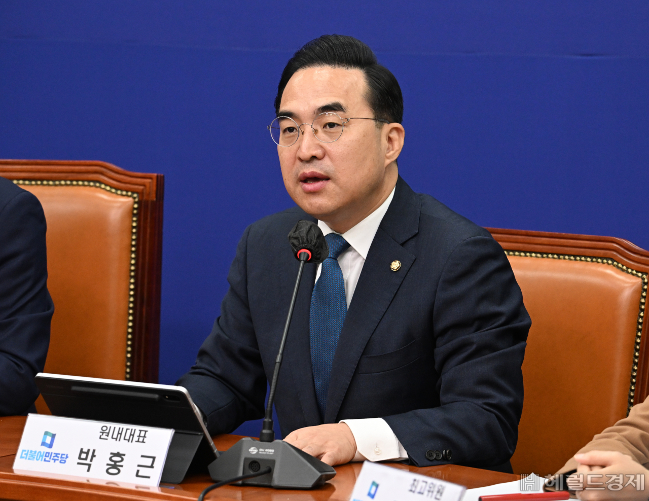 박홍근 더불어민주당 원내대표가 21일 서울 영등포구 여의도 국회의사당 본청에서 열린 더불어민주당 최고위원회의에 참석해 발언하고 있다. 임세준 기자