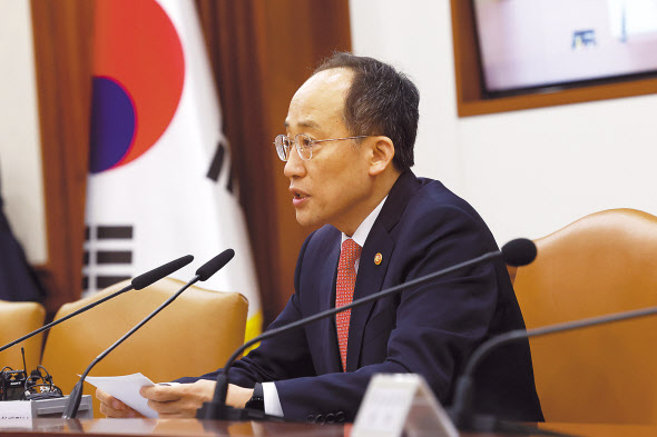 추경호 경제부총리 겸 기획재정부 장관이 21일 정부서울청사에서 열린 비상경제장관회의 겸 수출투자대책회의에 참석해 발언하고 있다. [연합]