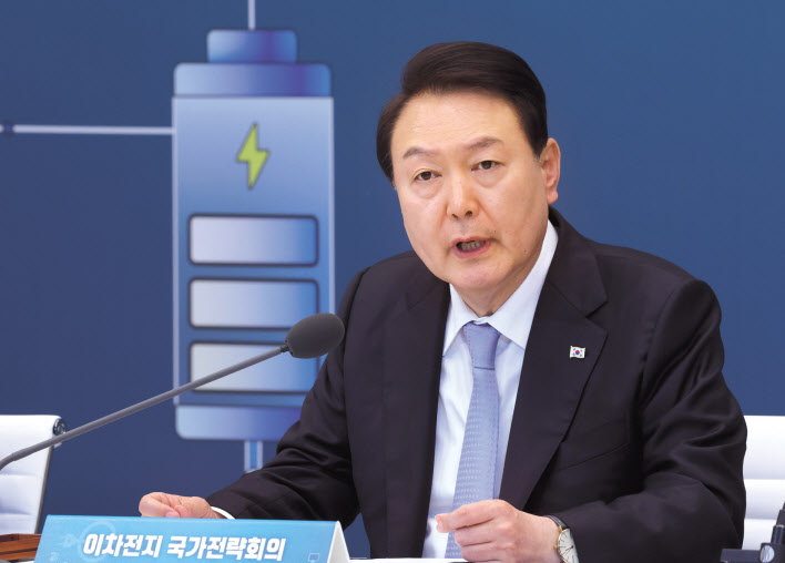 윤석열 대통령이 20일 서울 청와대 영빈관에서 열린 ‘이차전지 산업 경쟁력 강화를 위한 국가전략 회의’에서 모두발언하고 있다. [연합]