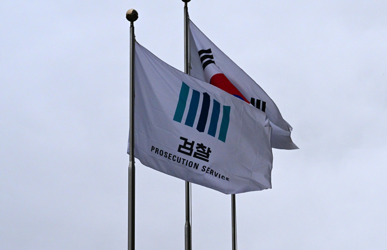 서울 서초구 대검찰청 앞 태극기와 검찰 깃발. 박해묵 기자.