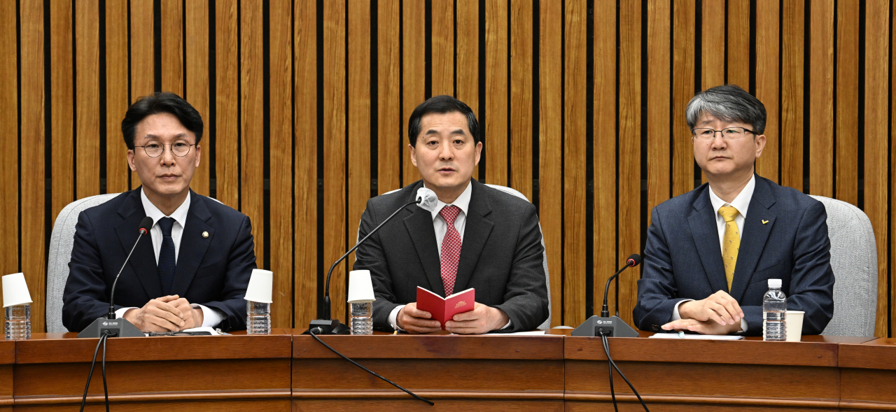 전세사기 대응 3당 정책위의장 회동이 21일 서울 영등포구 여의도 국회의사당 본청에서 열리고 있다. 왼쪽부터 김민석 더불어민주당 정책위의장, 박대출 국민의힘 정책위의장, 김용신 정의당 정책위의장, 최근 다시 붉어진 전세 사기 사건으로 인해 여야가 뒤늦게 전세 사기 재발방지책 입법에 나섰다. 하지만 지난해 9월 빌라왕 사건 이후 지금까지 손 놓은 여야를 두고 뒤늦은 대응이란 비판이 일고 있다. 임세준 기자