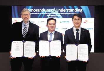SK에코플랜트, 현대엔지니어링은 미국 USNC와 20일 서울 종로구 SK에코플랜트 본사에서 ‘수소 마이크로 허브(Hydrogen Micro Hub)’구축을 위한 3자간 MOU를 체결했다고 밝혔다. 박경일 SK에코플랜트 사장과 홍현성 현대엔지니어링 대표이사, 프란체스코 베네리 USNC 대표이사가 MOU를 체결한 뒤 기념 사진을 촬영하고 있다. [SK에코플랜트 제공]
