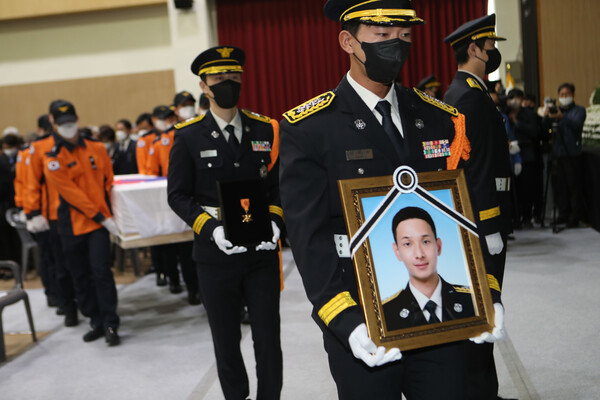 지난 3월 9일 김제시 국립청소년농생명센터에서 순직한 고 성공일 소방교의 영결식이 진행되고 있다. [연합]