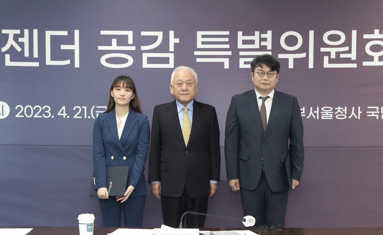대통령 직속 국민통합위원회는 21일 ‘청년젠더 공감 특별위원회’를 오전 정부서울청사에서 ‘청년젠더 공감 특별위원회’ 출범식을 열고 제1차 회의를 개최했다. 송보희(왼쪽) 특위 공동위원장, 김한길 국민통합위원장(가운데), 김석호 특위 공동위원장이 기념 사진을 촬영하고 있다. [국민통합위원회 제공]