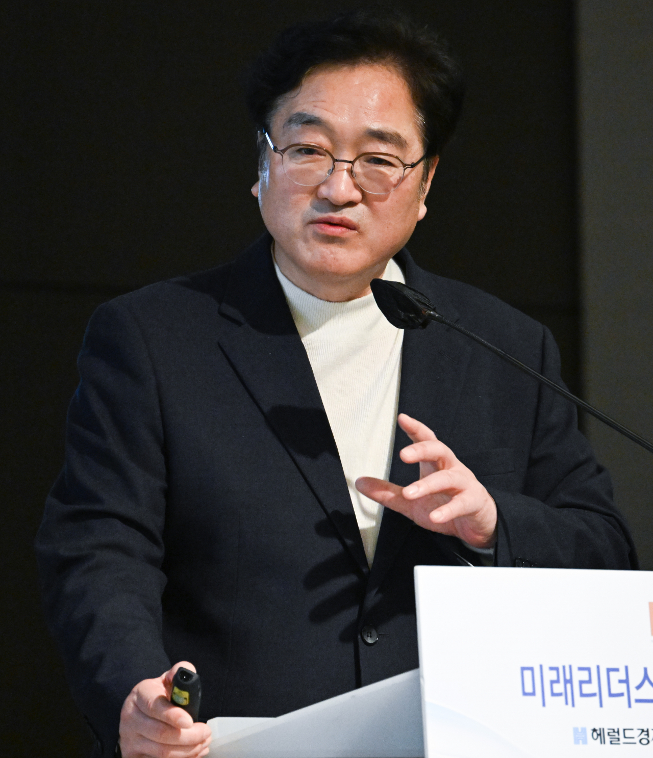 8일 서울 중구 더 플라자 호텔에서 미래리더스포럼 2월 초청강연이 열려 연사로 초청된 우원식 국회 예결위원장이 강연을 하고 있다. 임세준 기자