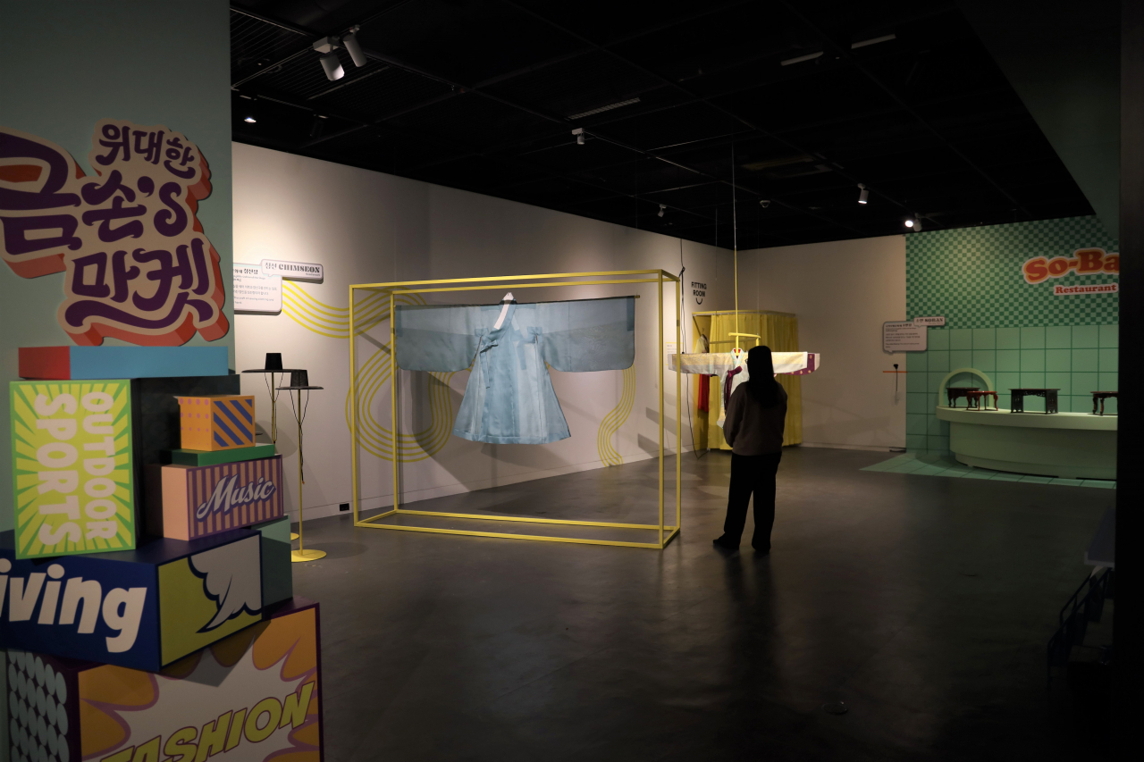 A visitor looks at work on display at “The Greatest Artisan’s Market," an exhibition held at the National Intangible Cultural Heritage Training Center in Gangnam, southern Seoul. (KCHF)