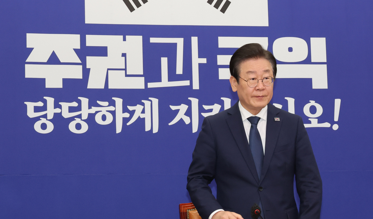 이재명 더불어민주당 대표가 21일 오후 서울 여의도 국회에서 열린 윤석열 정부 우크라이나 무기지원 발언 관련 긴급 기자회견에 참석하고 있다. [연합]
