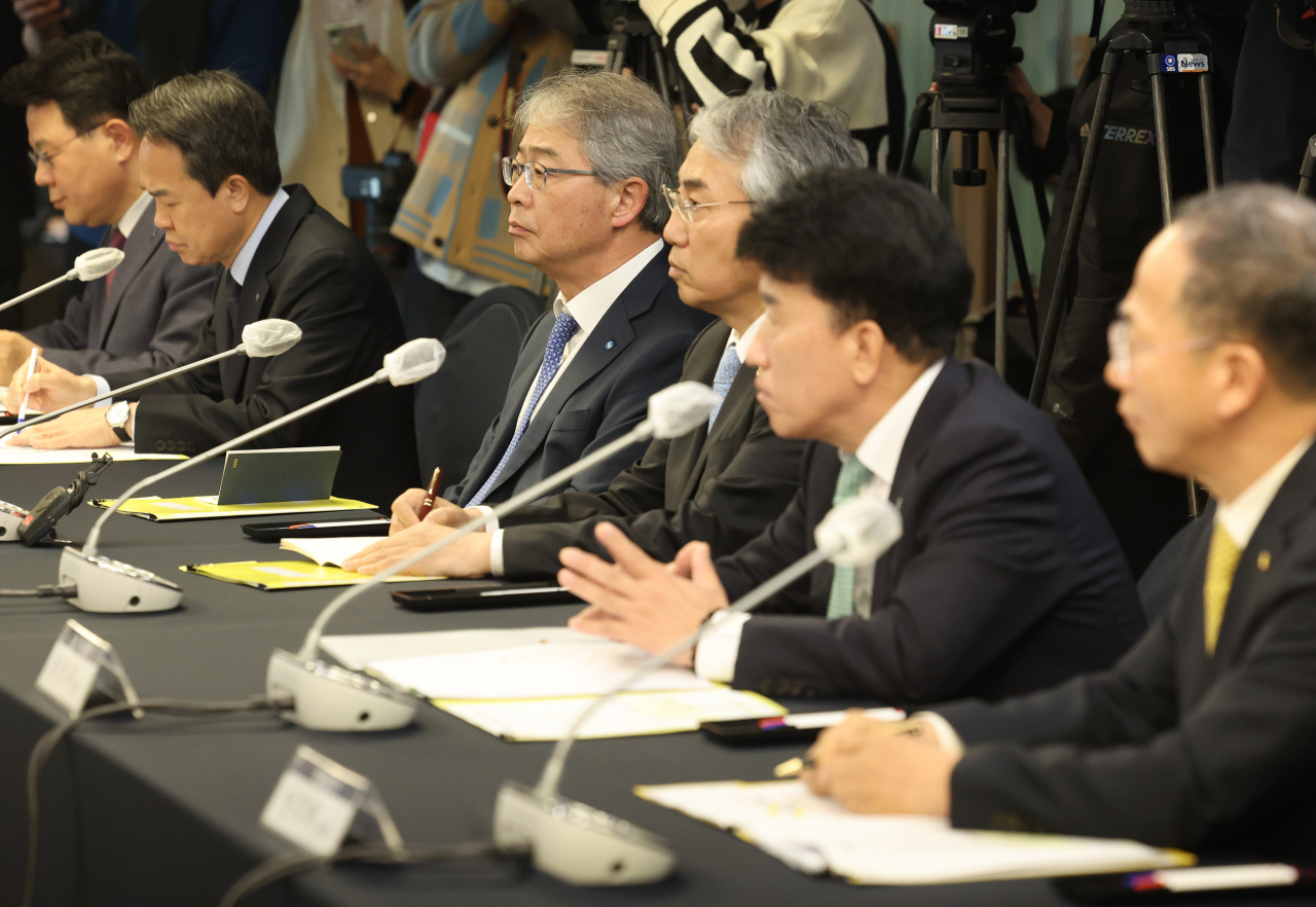 지난달 31일 서울 중구 프레스센터에서 열린 금융당국-금융지주회장 간담회에서 참석자들이 발언을 듣고 있다.[연합]