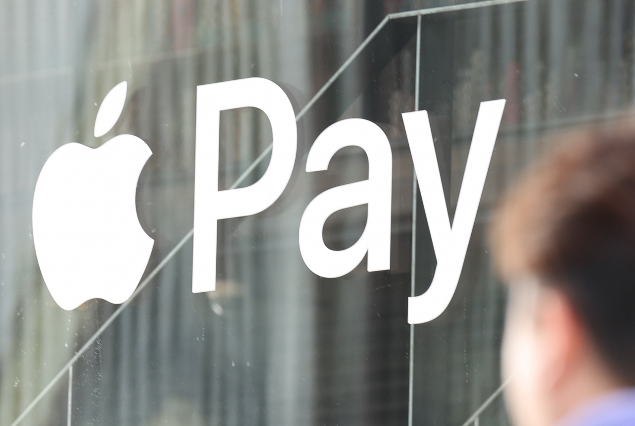 An Apple Pay advertisement outside the Hyundai Card Design Library building in Seoul (Yonhap)
