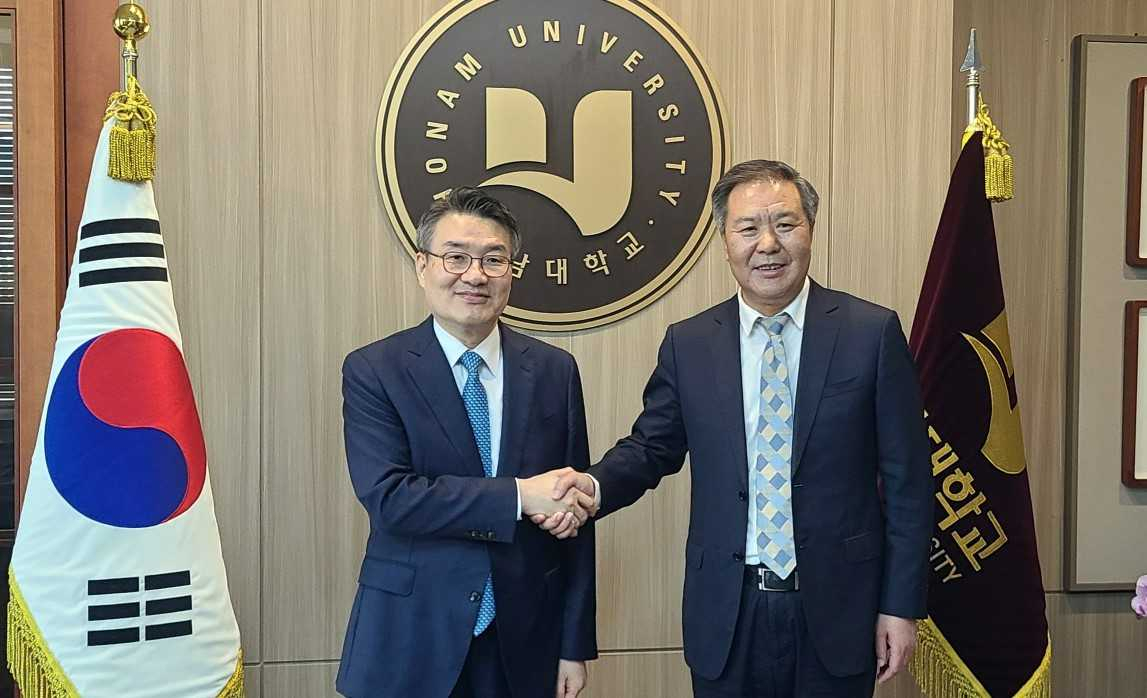 박상철 총장(왼쪽)과 주촨겅 총장은 축구, 펜싱, 탁구, 배구 등의 스포츠 교류에 양 대학이 적극 협력하기로 했다.