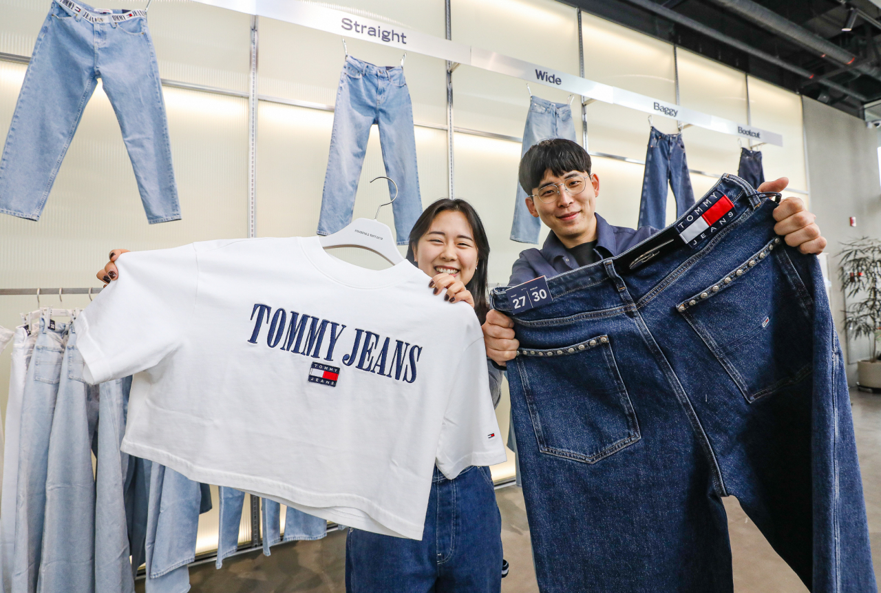 한섬 '타미 진스' 팝업 스토어 내 피팅룸에서 모델들이 2023 S/S 컬렉션 신제품을 소개하고 있는 모습. [연합]