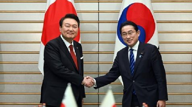 지난 3월 정상회담 당시 손 맞잡은 한일 정상[연합]