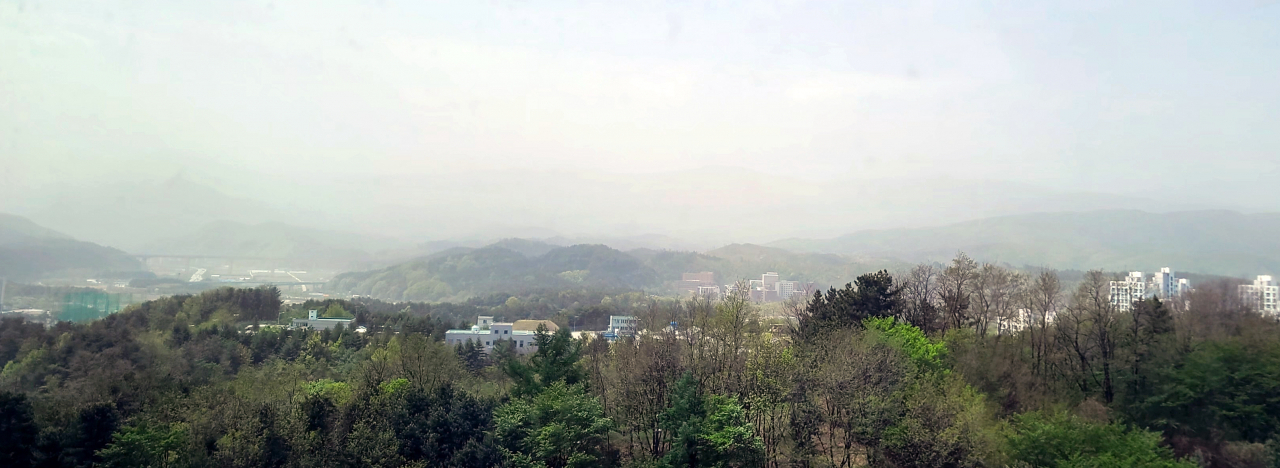 황사 유입으로 강원 영동지역에 황사위기경보 단계가 '관심'에서 '주의'로 격상된 가운데 능경봉&sim;대관령&sim;선자령 등으로 이어지는 백두대간이 시야에서 사라져 보이지 않고 있다. [연합]
