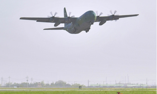 21일 공군 제5공중기동비행단에서 C-130J 수송기가 수단 교민철수 임무를 수행하기 위해 이륙하고 있다. [국방부 제공]