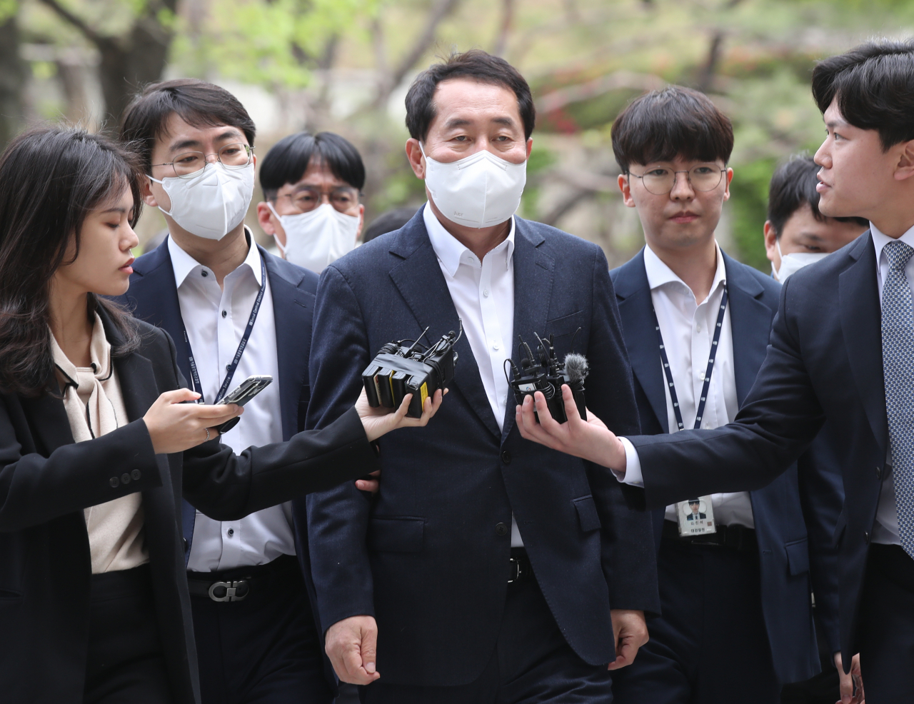 더불어민주당 '2021년 전당대회 돈봉투 의혹' 핵심 피의자인 한국수자원공사 상임감사위원 강래구씨가 21일 서울 서초구 서울중앙지법에서 열린 구속 전 전 피의자 심문(영장심사)을 받기 위해 법정으로 향하고 있다. [연합]