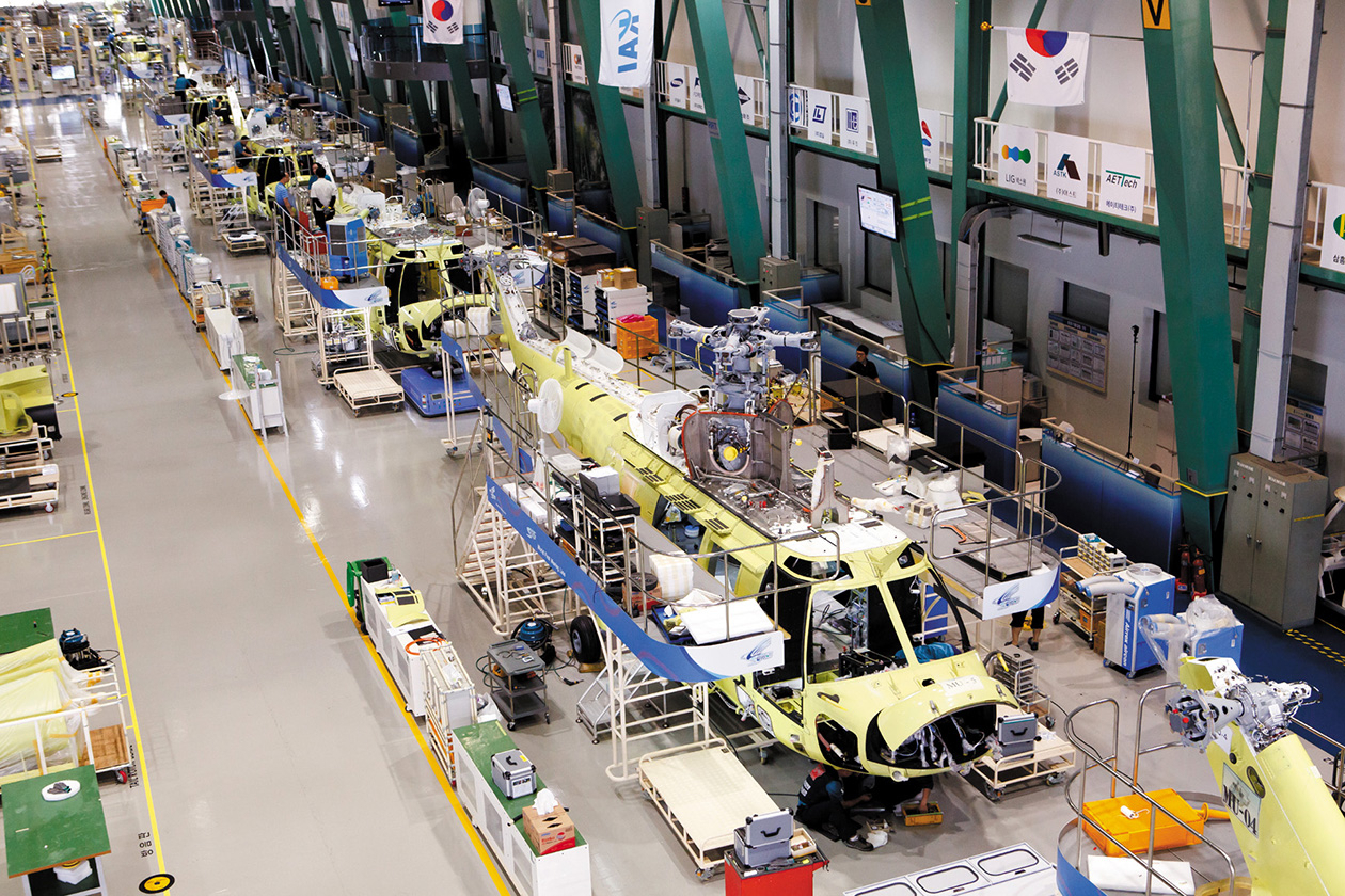 한국항공우주산업(슬롯사이트 볼트카지노메이저) 사천 본사 회전익동에서 작업자가 한국형 헬리콥터 KUH-1 수리온을 조립하고 있다. [슬롯사이트 볼트카지노메이저 제공]