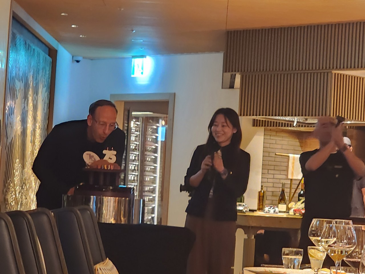 홀가 게어만(왼쪽) 포르쉐코리아 사장이 포르쉐 스포츠카의 75주년 기념 케이크 초를 끄고 있는 모습. [사진=김성우 기자]