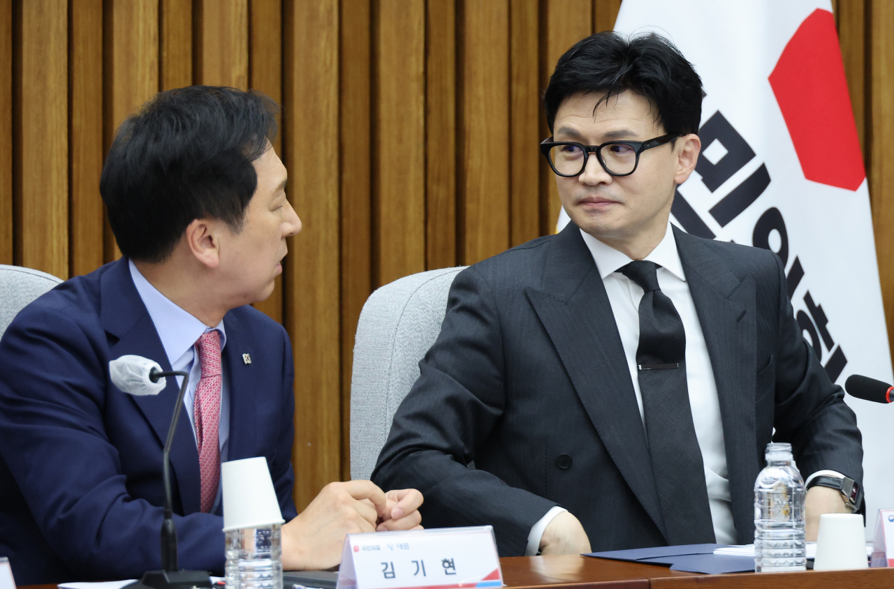 21일 국회에서 열린 '마약류 관리 종합대책' 당정협의회에서 김기현 국민의힘 대표와 한동훈 법무부 장관이 대화하고 있다. [연합]