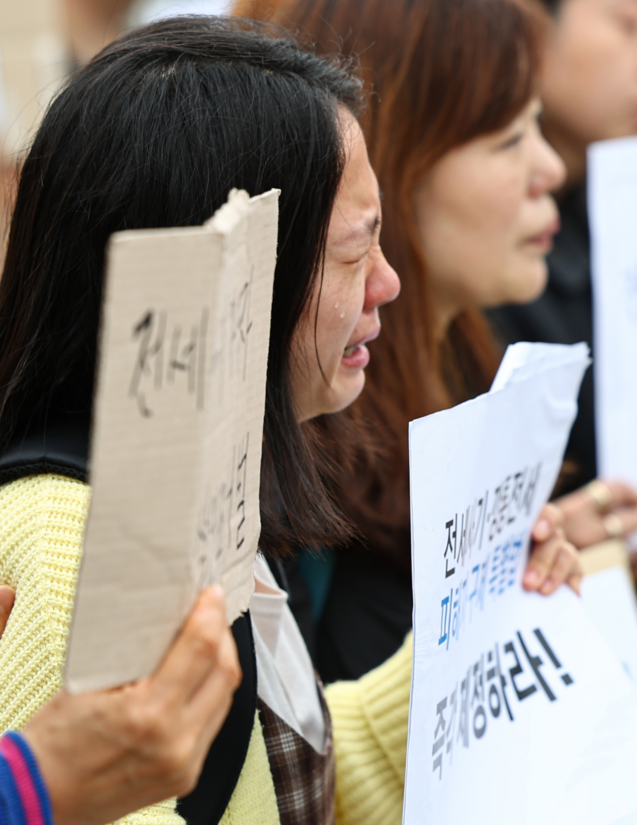 토토사이트 디오스사기 피해자 백이슬씨가 20일 서울 용산구 대통령집무실 인근에서 열린 토토사이트 디오스사기 대책 관련 대통령 면담 요청 기자회견에서 눈물을 흘리고 있다. [연합]
