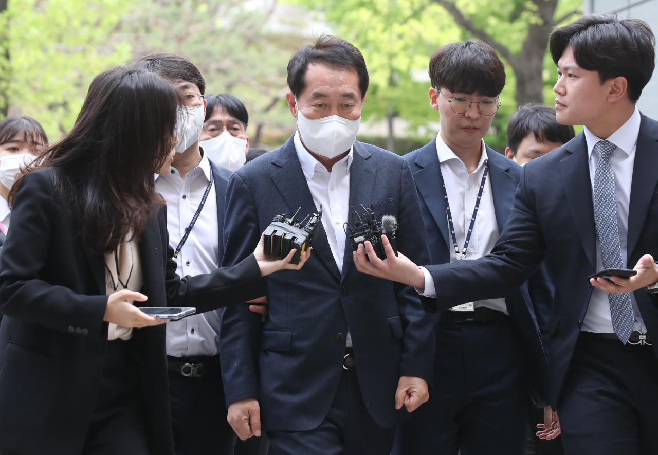 더불어민주당 '2021년 전당대회 돈봉투 의혹' 핵심 피의자로 지목된 한국수자원공사 상임감사위원 강래구씨가 21일 서울 서초구 서울중앙지법에서 열린 구속 전 전 피의자 심문(영장심사)을 받기 위해 법정으로 향하는 모습. 법원은 영장심사 후 강씨에 대한 구속영장 청구를 기각했다. [연합]