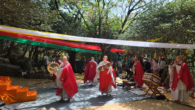 22일 구례 화엄사 구층암에서 열린 지리산 봉천 산신제에서 승려들이 불교 의식무용 중 하나인 바라춤을 추고 있다. [화엄사 제공]
