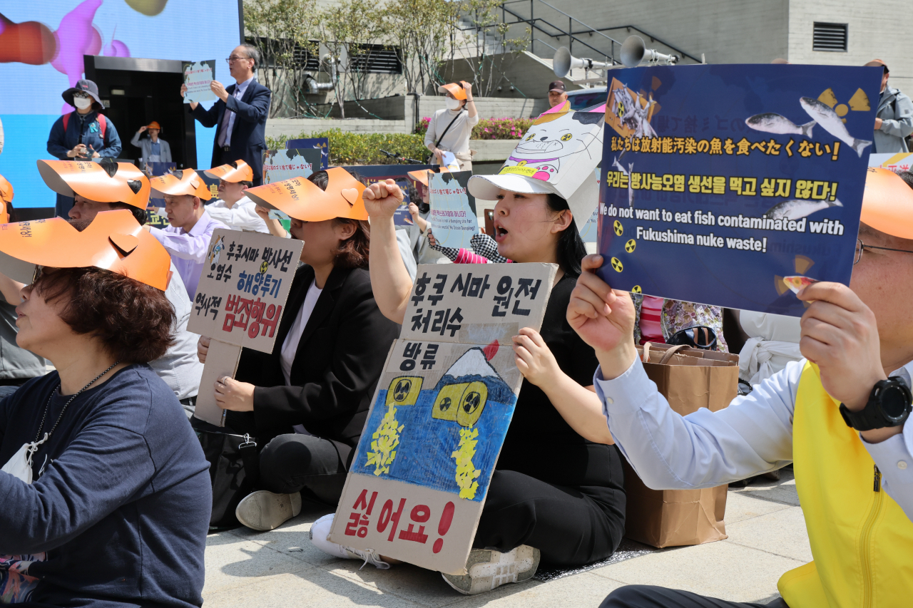 53회 지구의 날(4월22일)을 앞두고 지난 20일 오후 부산역 광장에서 부산고리2호기 수명연장· 핵폐기장 반대 범시민운동본부 등 시민단체들이 일본 정부의 후쿠시마 원전 오염수 해양 방류를 규탄하며 구호를 외치는 모습. [연합]