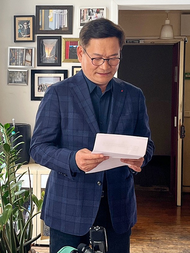 송영길 더불어민주당 전 대표가 22일(현지시간) 파리 3구 한 사무실에서 한국 특파원들과 만나 2021년 전당대회 돈 봉투 의혹과 관련해 입장을 밝히고 있다. [연합]
