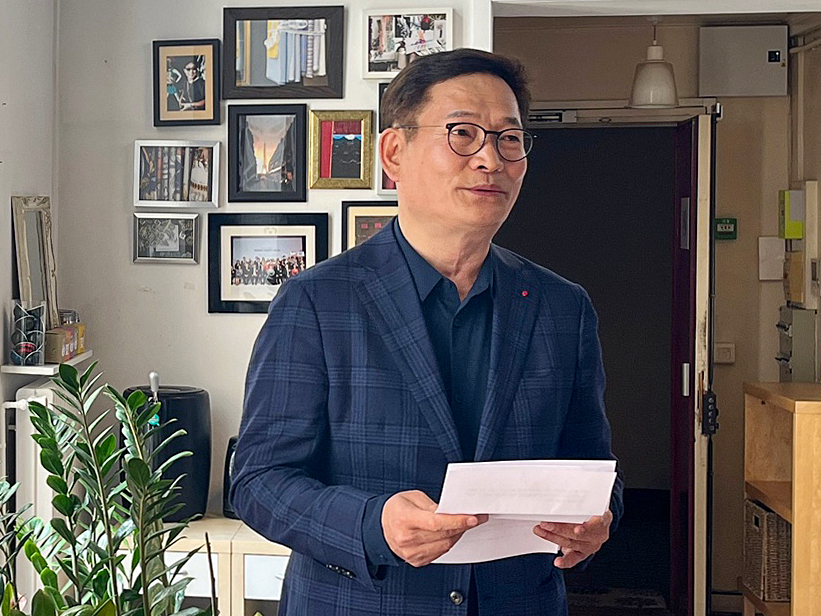 더불어민주당 송영길 전 대표가 22일(현지시간) 파리 3구 한 사무실에서 한국 특파원들과 만나 2021년 전당대회 돈 봉투 의혹과 관련해 입장을 밝히고 있다. [연합]