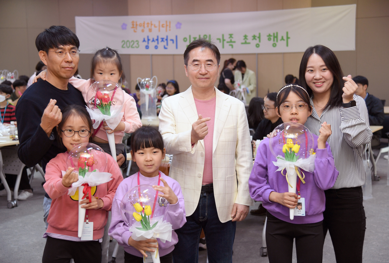 삼성전기는 지난 22일 수원사업장에서 주말을 맞아 임직원 가족을 초청하는 행사를 열었다. 장덕현(가운데) 삼성전기 대표이사 사장이 임직원 가족들과 사진 촬영을 하고 있다.[삼성전기 제공]