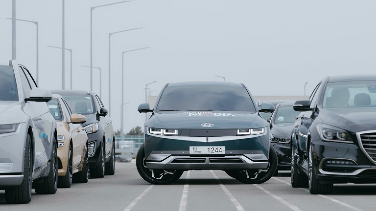 The Hyundai Ioniq 5, equipped with Hyundai Mobis' e-Corner System, demonstrates Crab Walking with 90-degree four-wheel steering at the company's proving ground in Seosan, South Chungcheong Province, on Friday. (Hyundai Mobis)