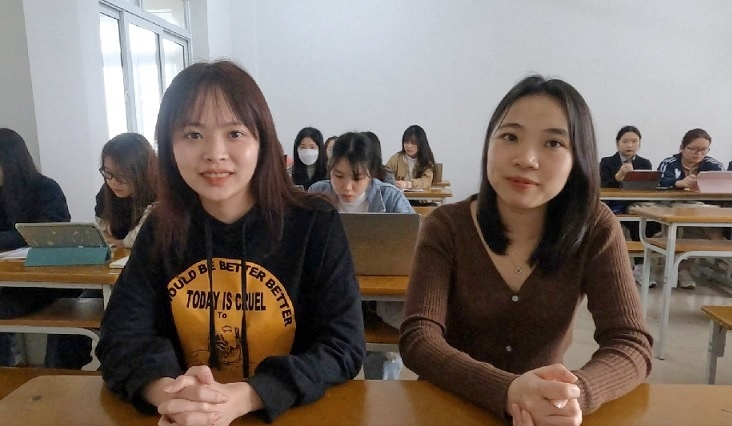 (From left) Le Thi Mai Huong and Hoang Phuong Trang, third-year students in the VNU-ULIS‘s Korean language and culture department, speak during an interview with The Korea Herald, on Feb. 10, 2023 (Choi Jae-hee / The Korea Herald)