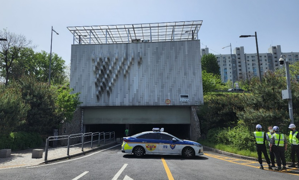 서울 강남구는 여름철 집중호우에 대비하기 위해 24~28일 빗물펌프장·수문 등 20개소를 점검한다. 사진은 신사나들목 육갑문 전경. [강남구 제공]